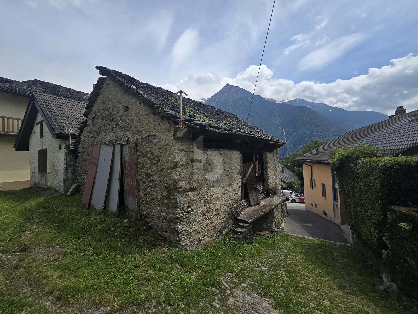 TRANQUILLA E SOLEGGIATA DA RISTRUTTURARE - 2