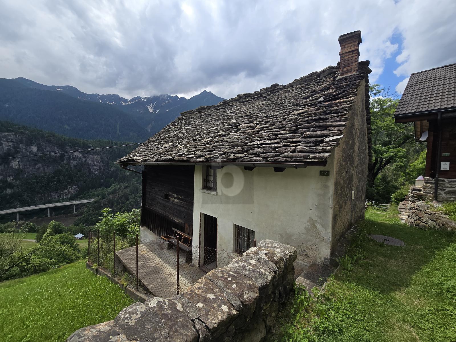 SPAZIOSA E SOLEGGIATA DA RISTRUTTURARE - 0