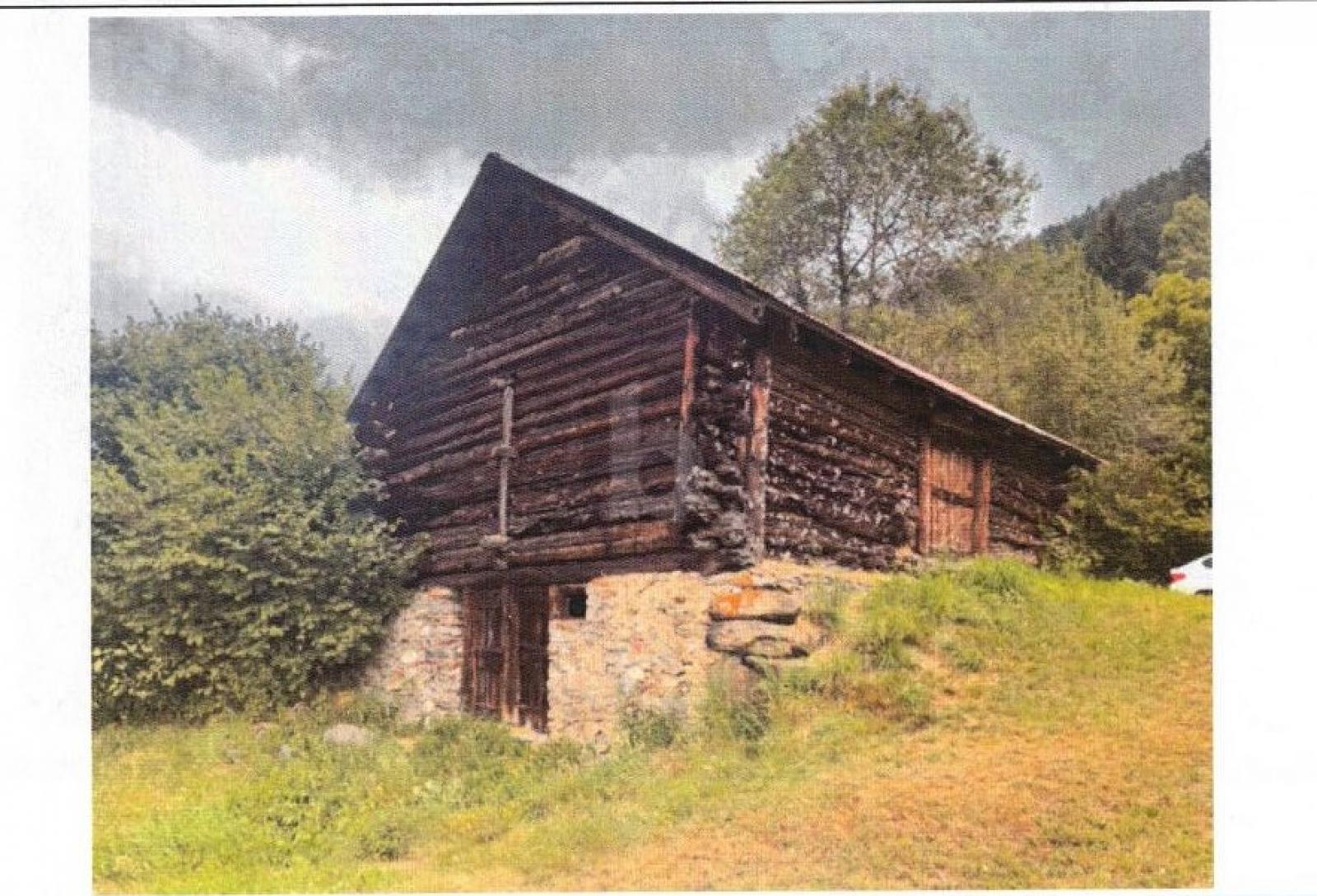 DA RISTRUTTURARE CON AMPIO TERRENO - 0