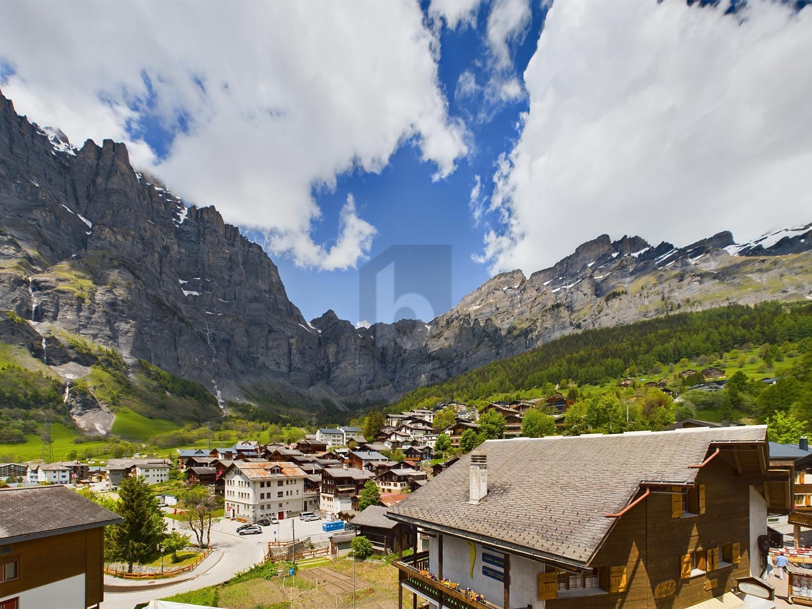 IM ZENTRUM MIT BLICK AUF DIE GEMMI - 0