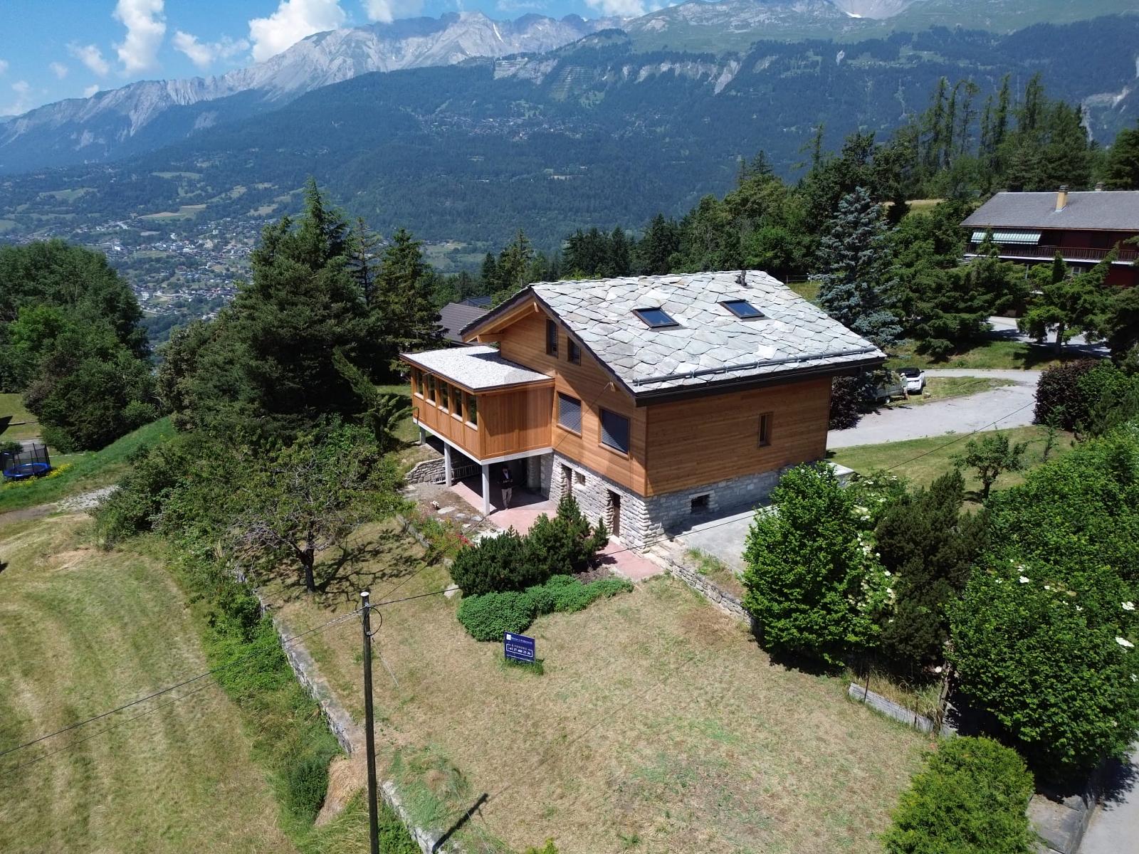 CHALET RÉNOVÉ AVEC GRAND TERRAIN - 0