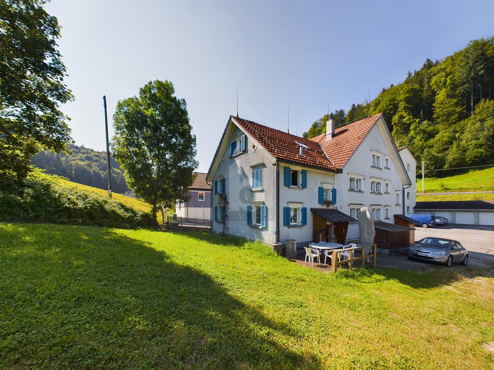 CHARMANT MIT BLICK INS GRÜNE - 0