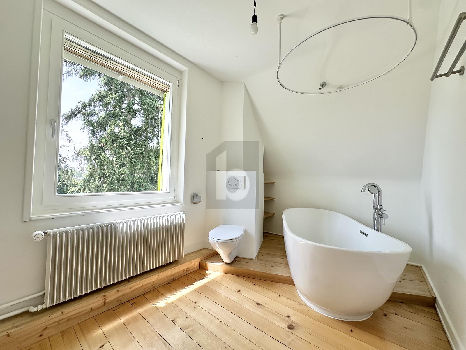 VIEL PLATZ, MIT GARTEN UND FREISTEHENDE BADEWANNE - 1
