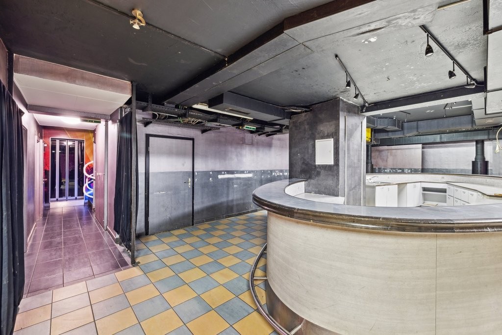 Bar/discothèque à louer en plein centre-ville de Sion - 9