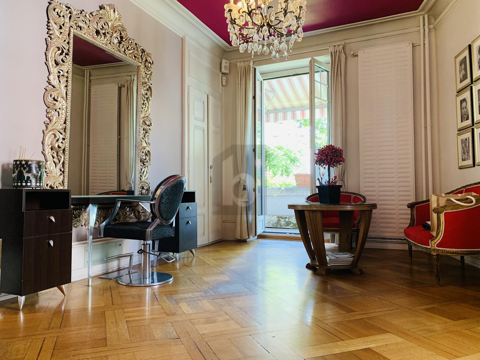 SALON DE COIFFURE ENTIÈREMENT ÉQUIPÉ - 0