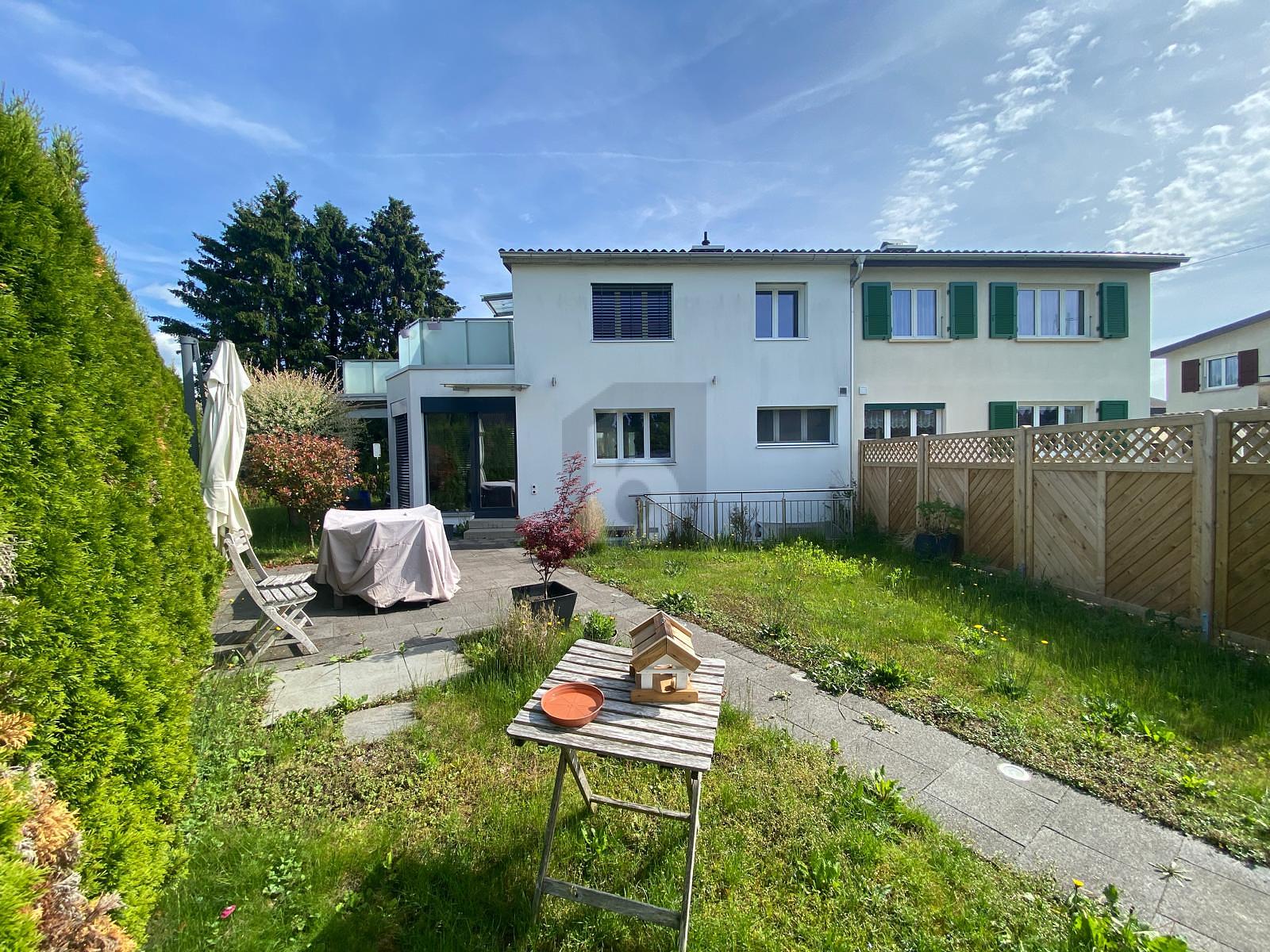 FAMILIENFREUNDLICH MIT SONNIGEM GARTEN - 0