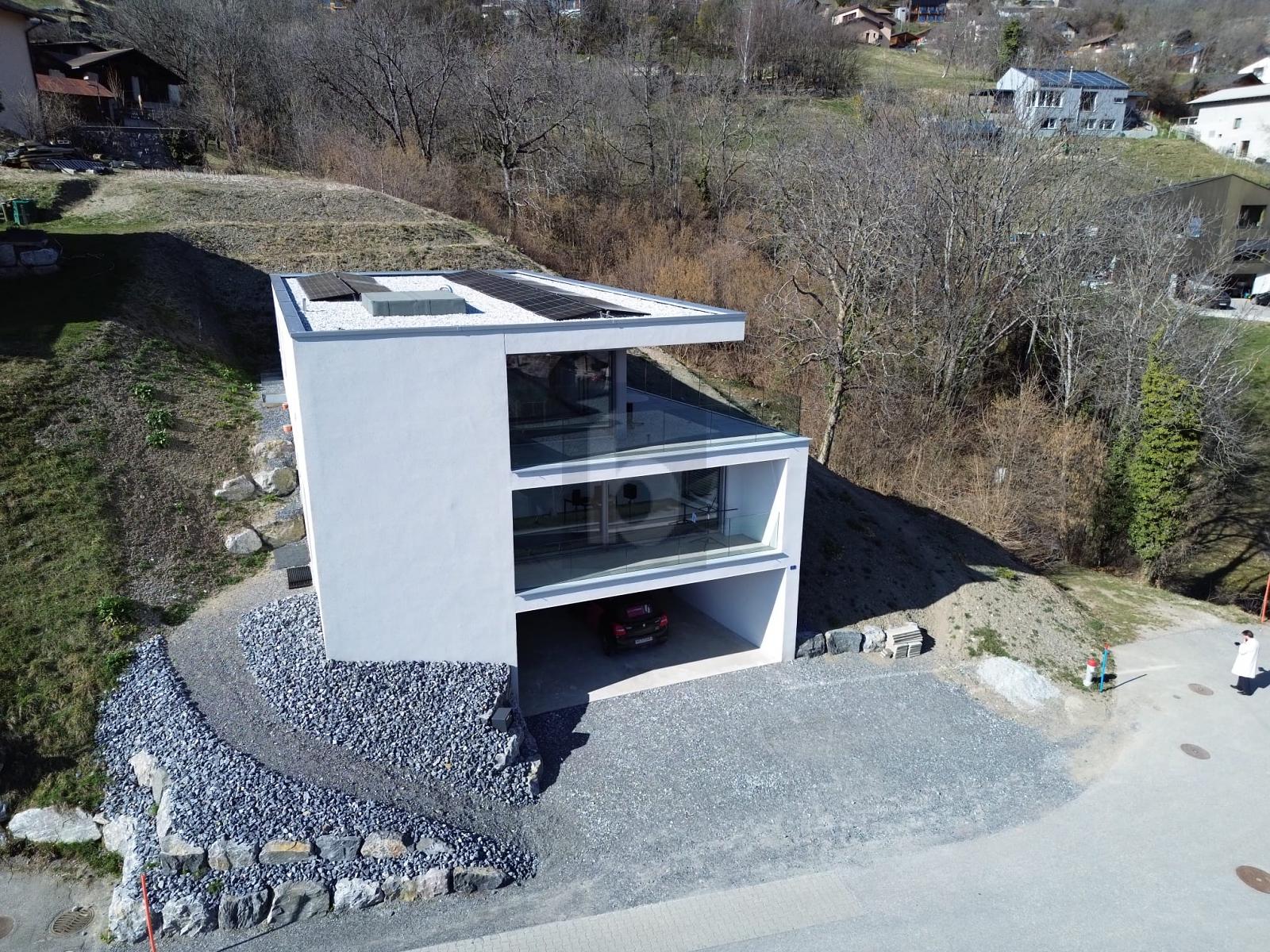 MAISON MODERNE AVEC ASCENSEUR ET PANORAMA - 1