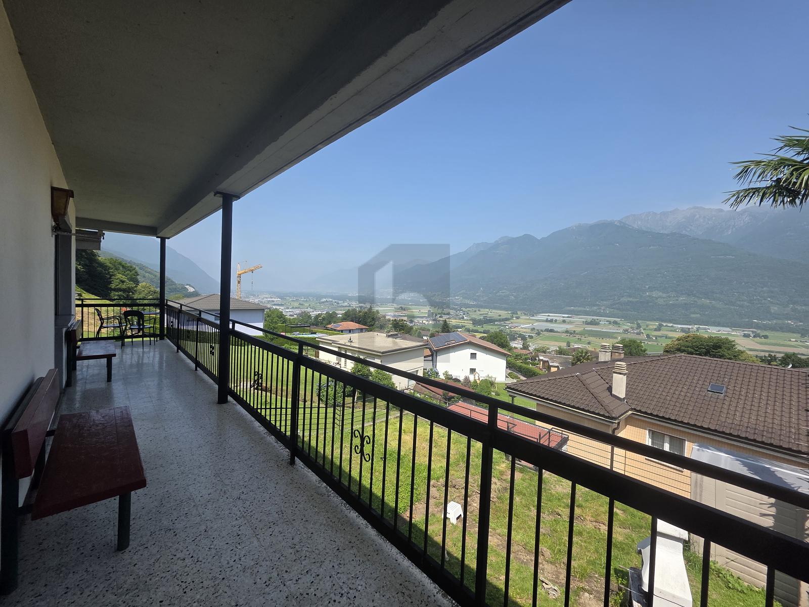 SPAZIOSA, SOLEGGIATA CON VISTA SUL PAESAGGIO - 0