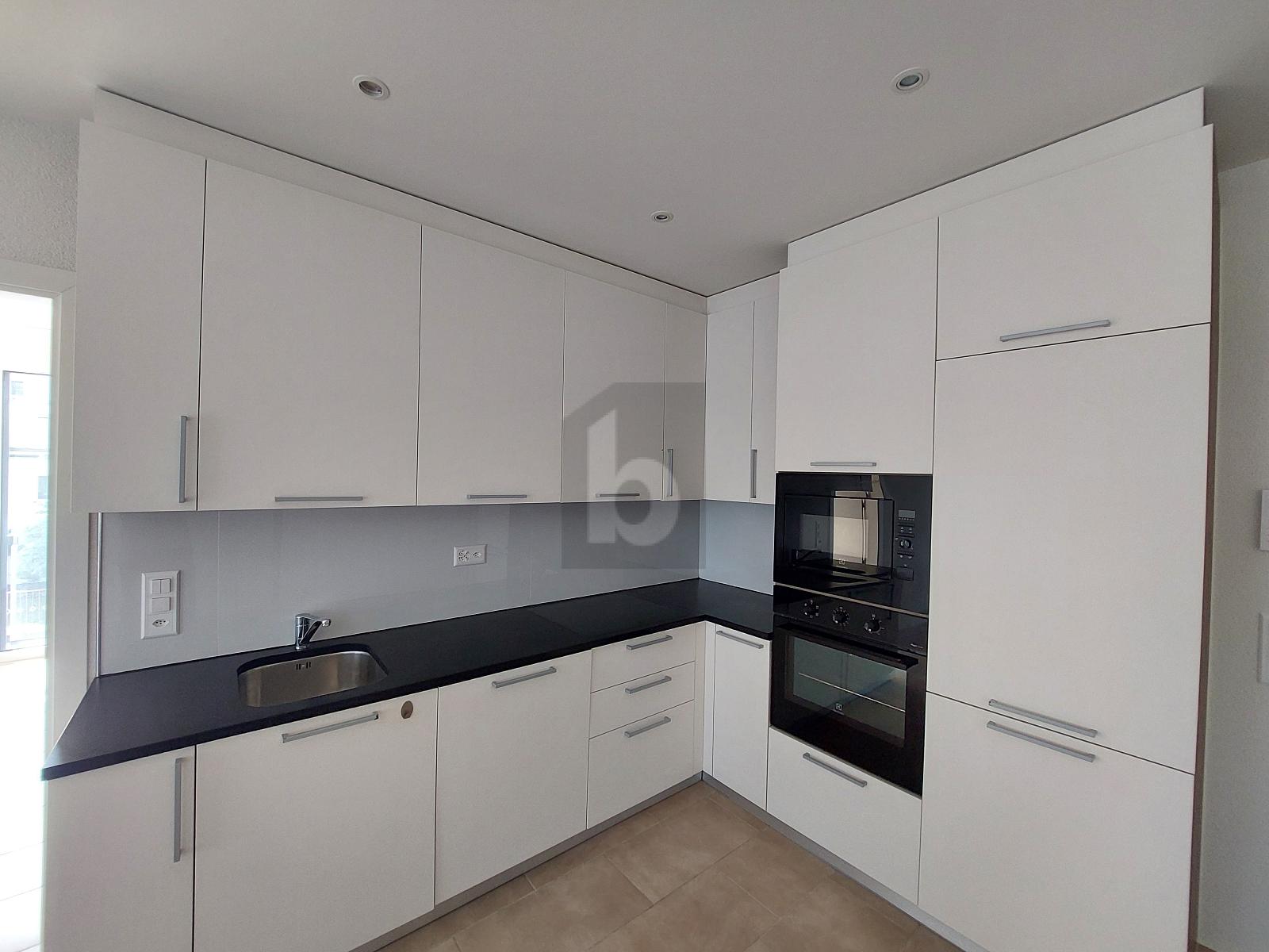 MIT BALKON UND MODERNER AUSSTATTUNG - 1