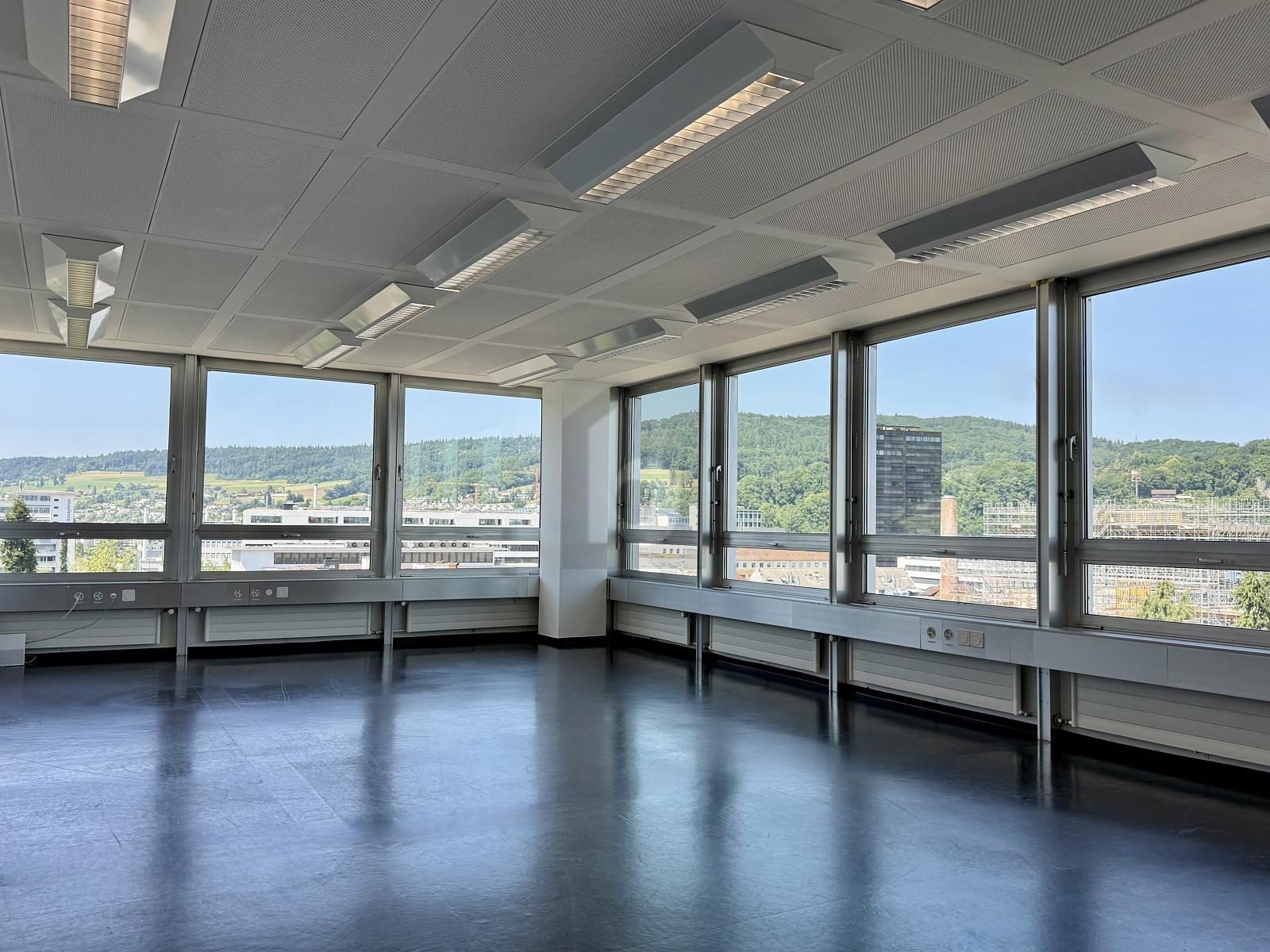 MIT PANORAMABLICK AUF DIE STADT - 1