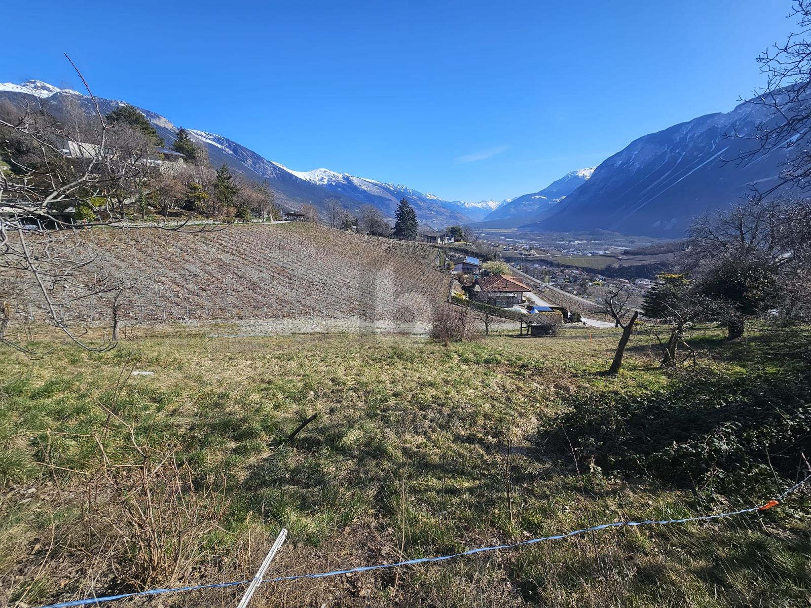TERRAIN À BÂTIR AVEC VUE SUR LA MONTAGNE ET PERMIS - 2