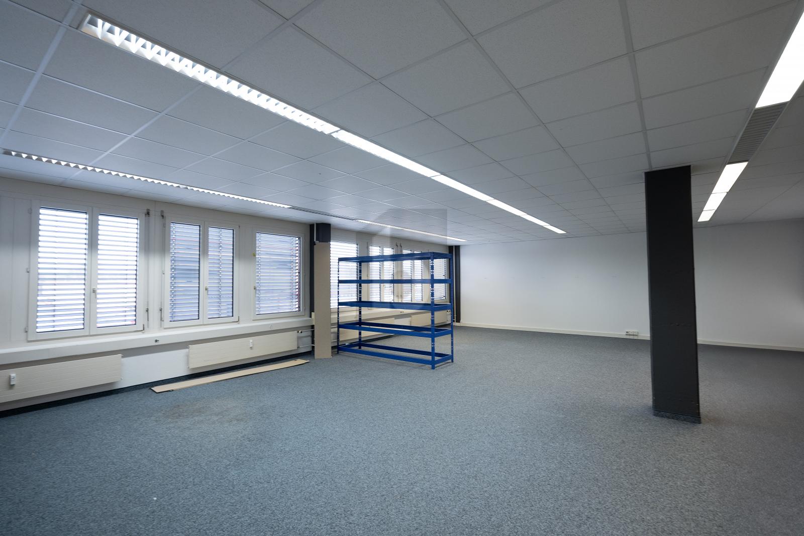AUSGEBAUTE GEWERBEFLÄCHE AN TOP LAGE - 1