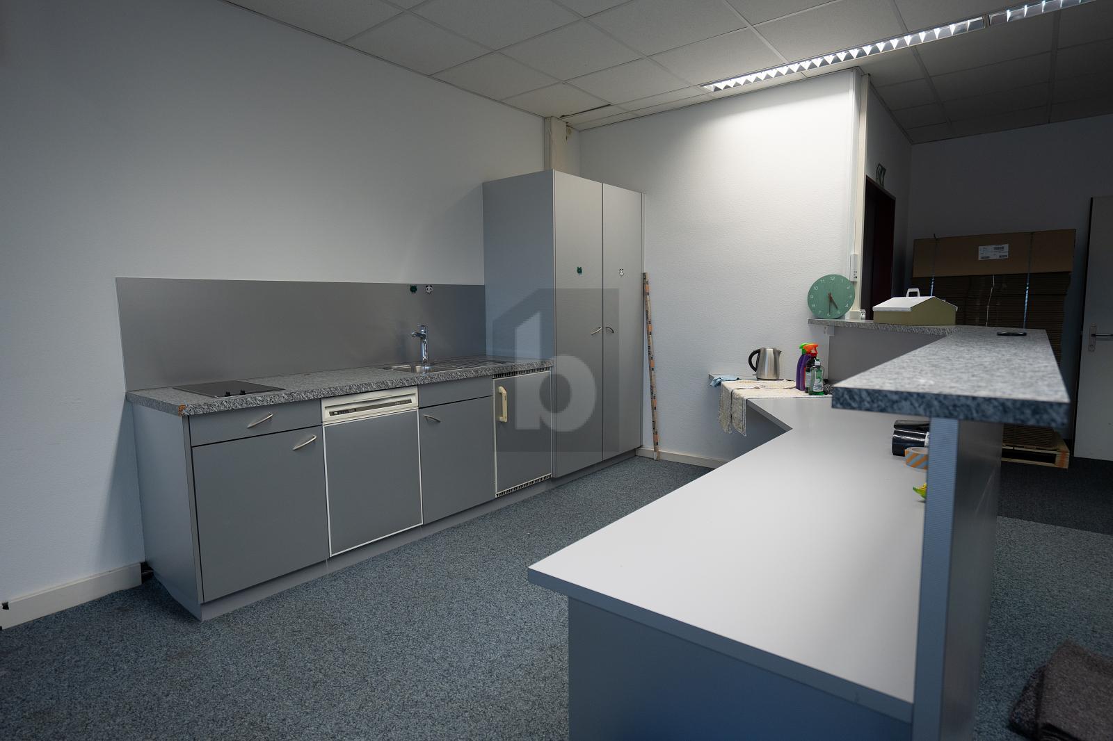 AUSGEBAUTE GEWERBEFLÄCHE AN TOP LAGE - 4