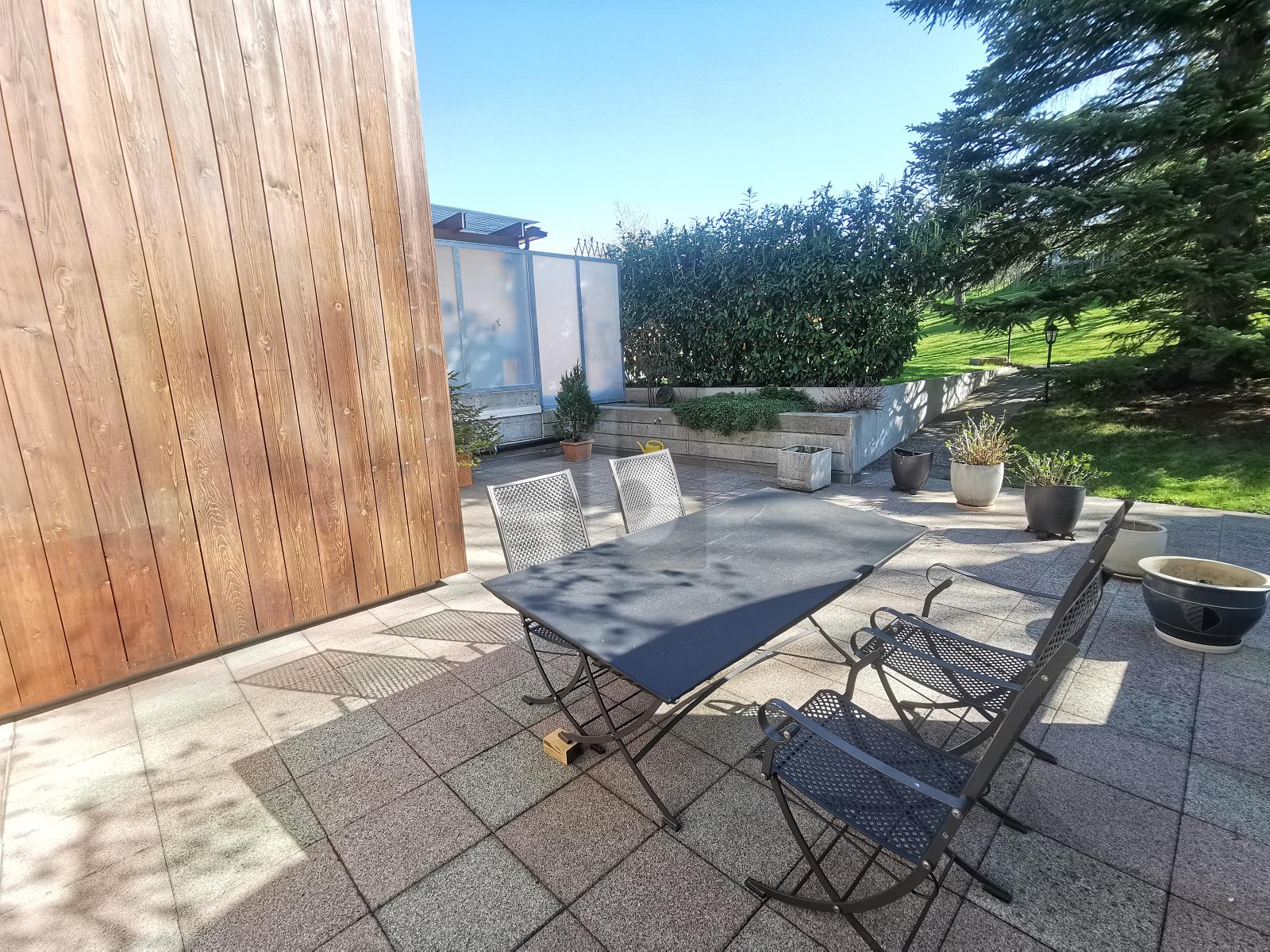 FRISCH RENOVIERT MIT GROSSEM GARTENSITZPLATZ - 0