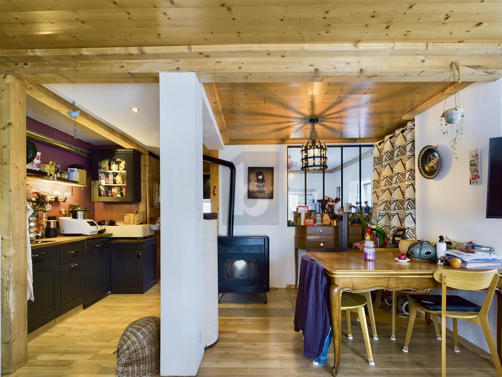 AU COEUR DU VILLAGE, AVEC 2 APPARTEMENTS, RENOVE - 0