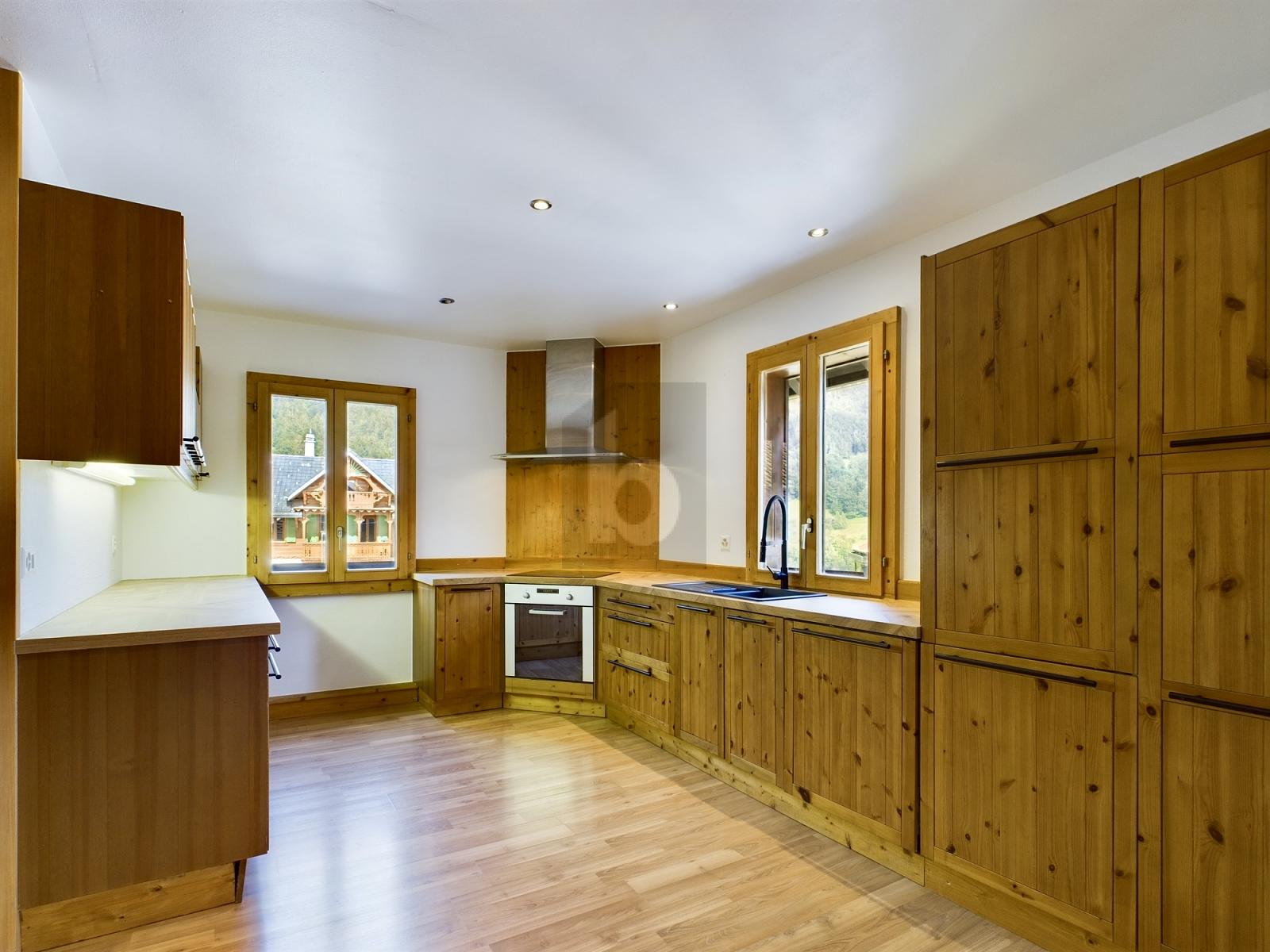 AU COEUR DU VILLAGE, AVEC 2 APPARTEMENTS, RENOVE - 4