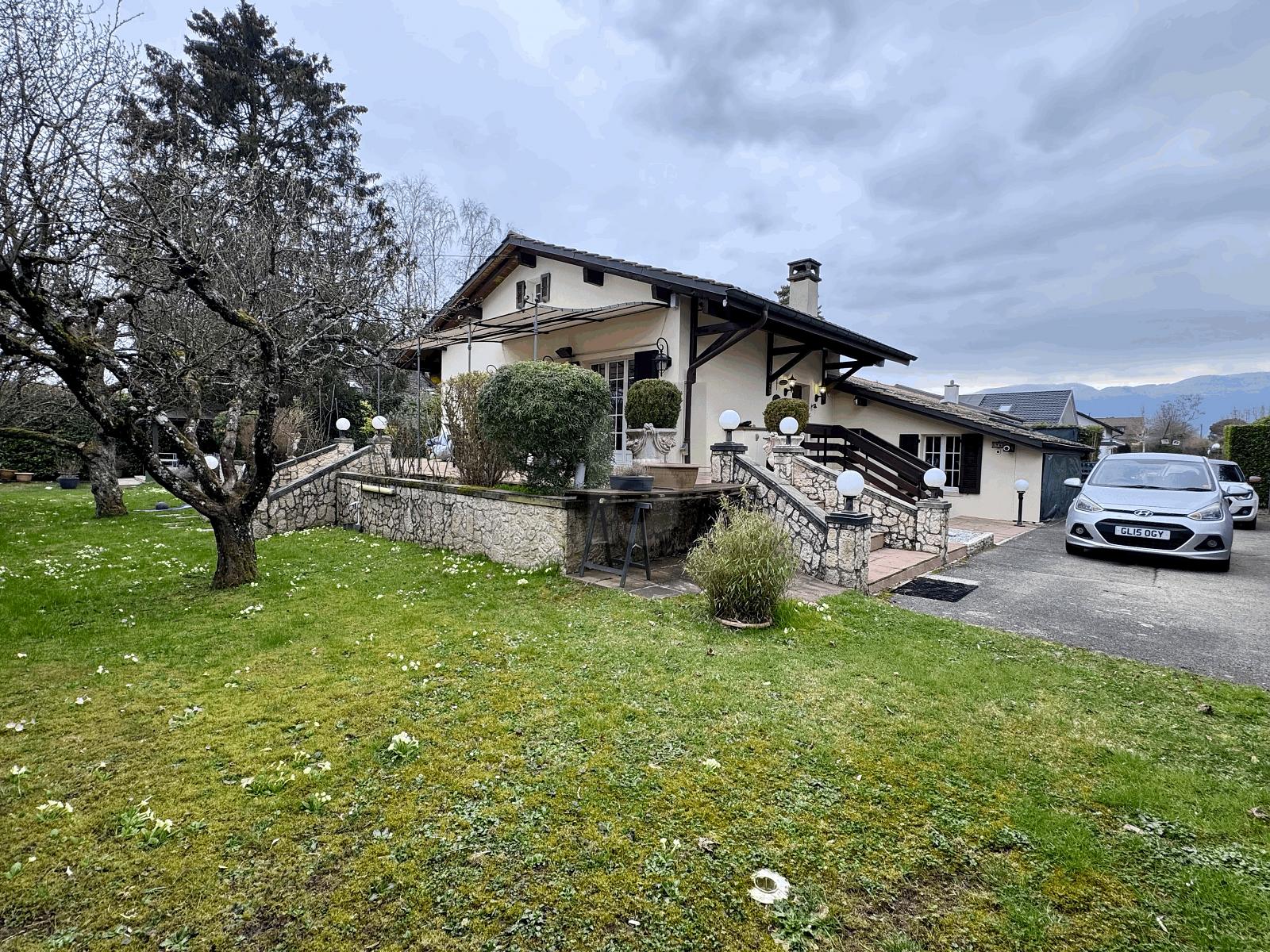 SPACIEUSE VILLA AVEC BEAU JARDIN AU CALME - 0