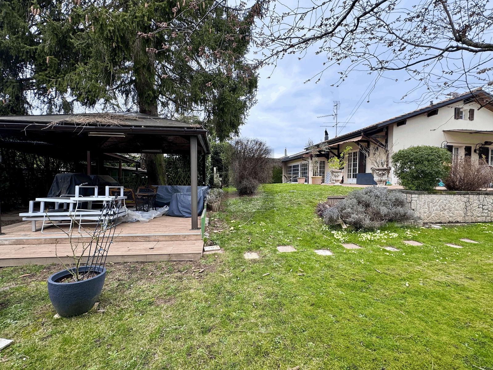 SPACIEUSE VILLA AVEC BEAU JARDIN AU CALME - 1