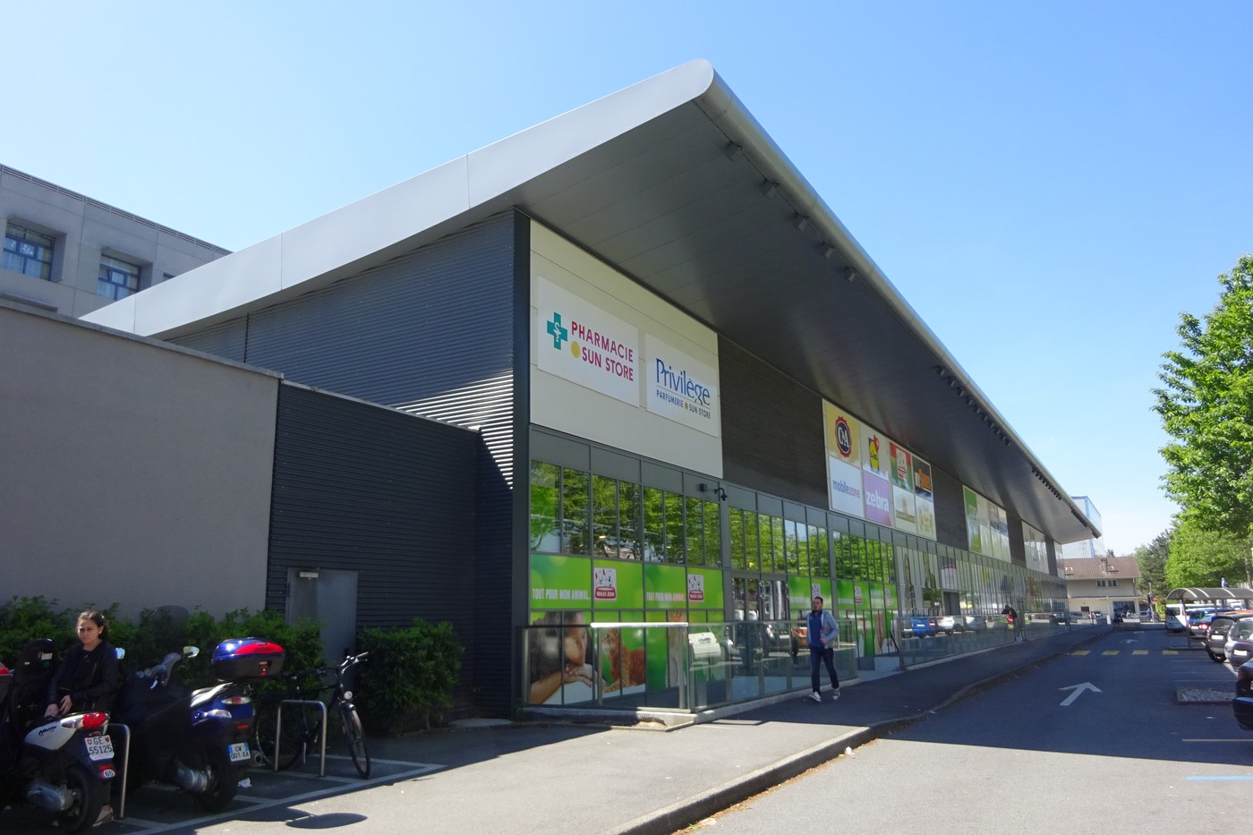 Espace à 200m2 à coté de KFC - 4