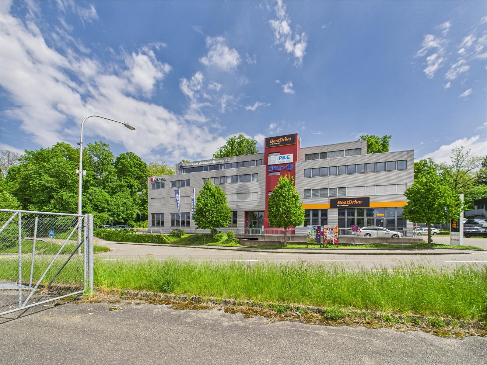 GROSSZÜGIG UND MODERN AUSGEBAUT - 4