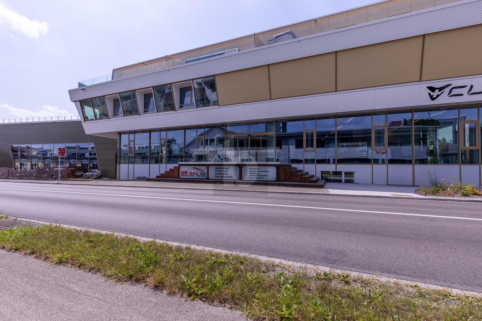 TOP LAGE MIT LICHTDURCHFLUTETEM SHOWROOM - 4