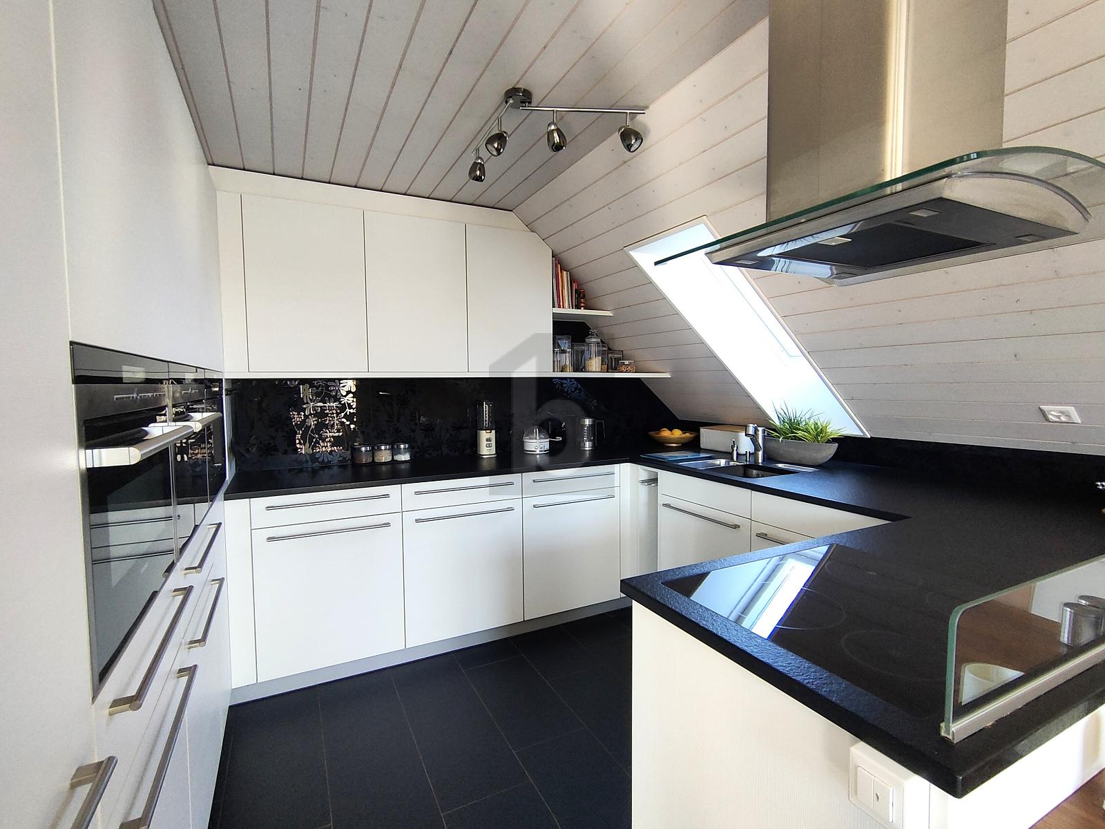 RUHIG GELEGEN, MIT HOHEM AUSBAU-STANDARD - 1