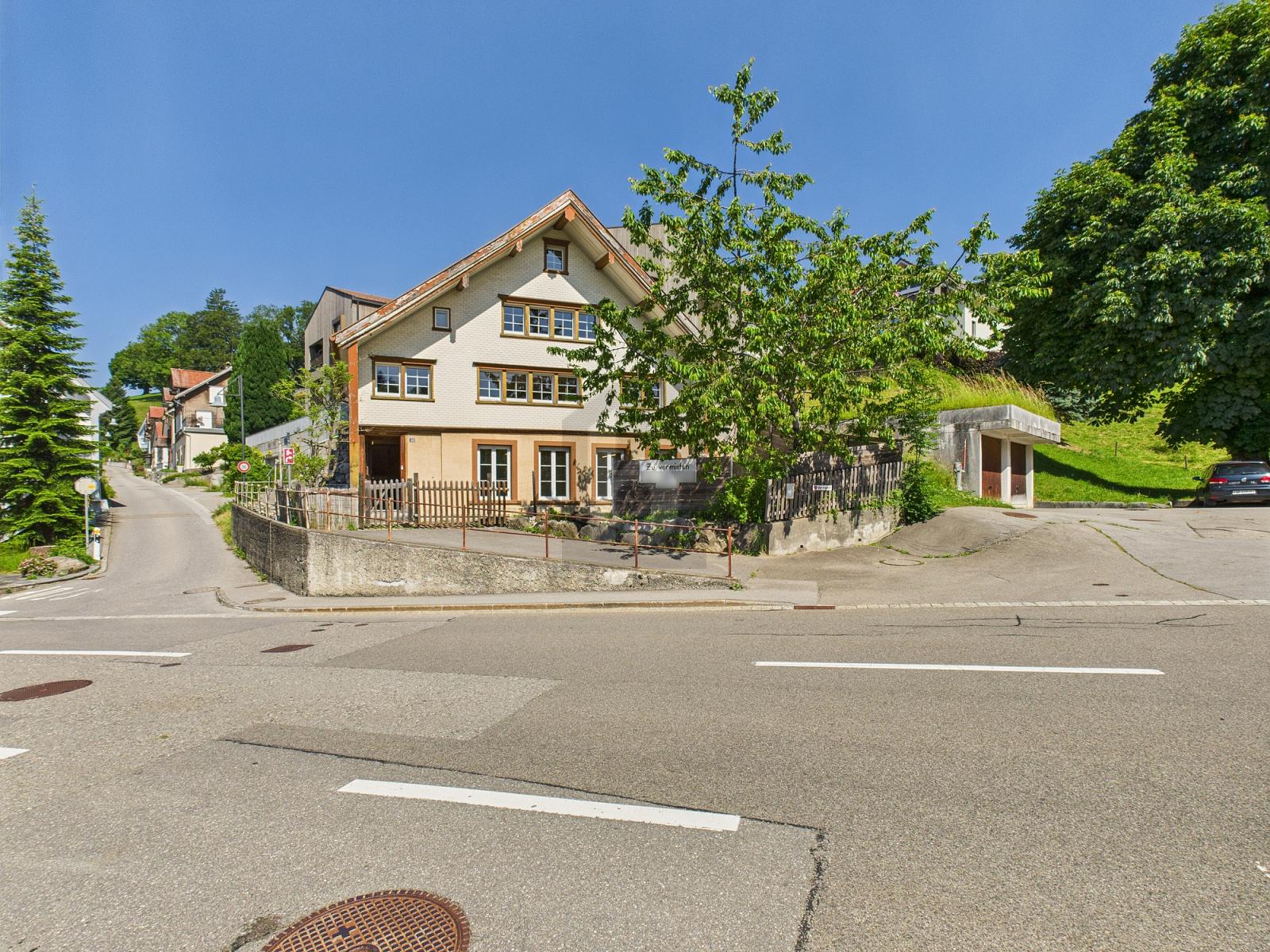 CHARMANTES LEBEN UNTER DEM KIRSCHBAUM - 0