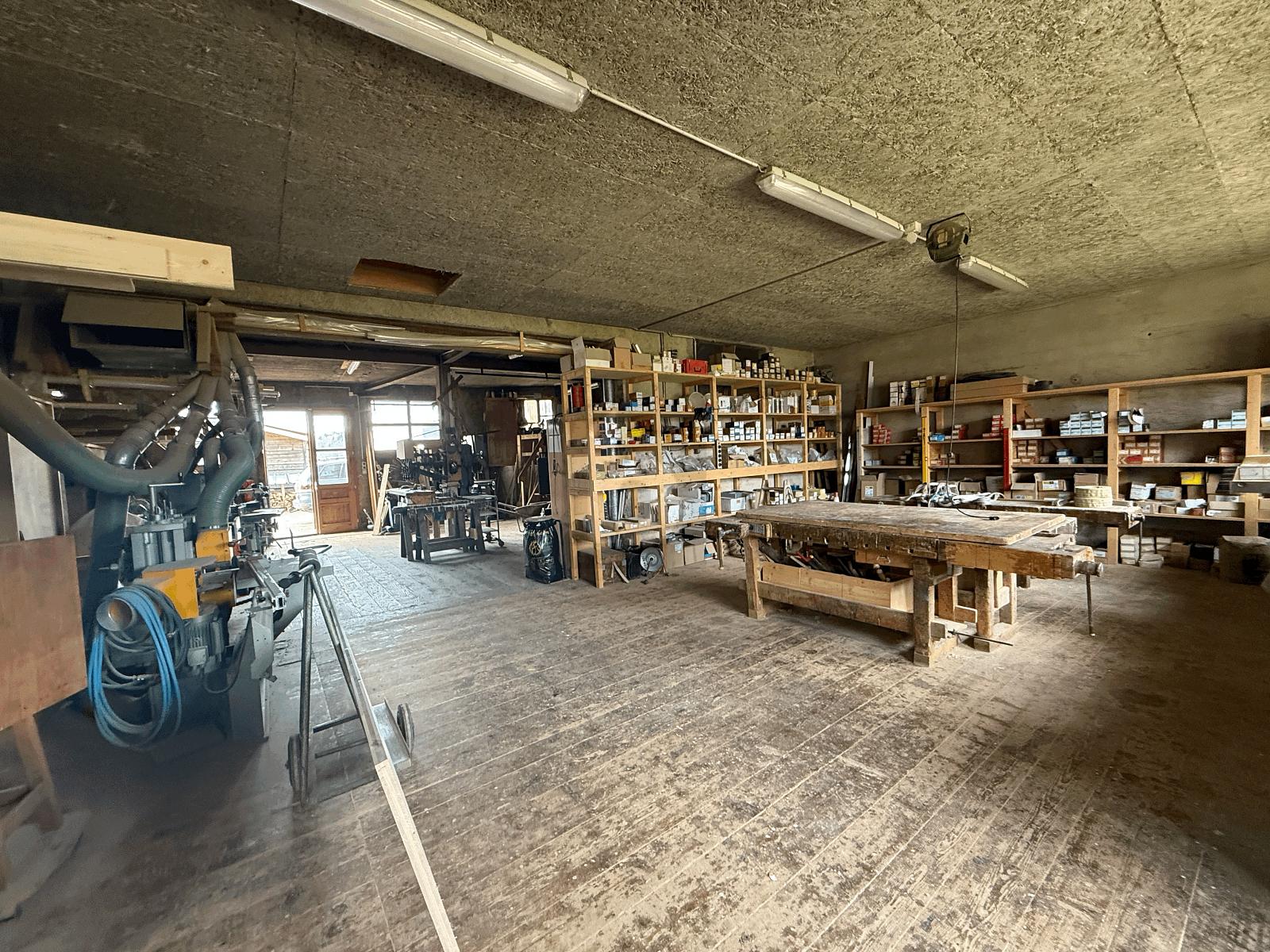 ATELIER DE CHARPENTE FERBLANTERIE MENUISERIE - 0