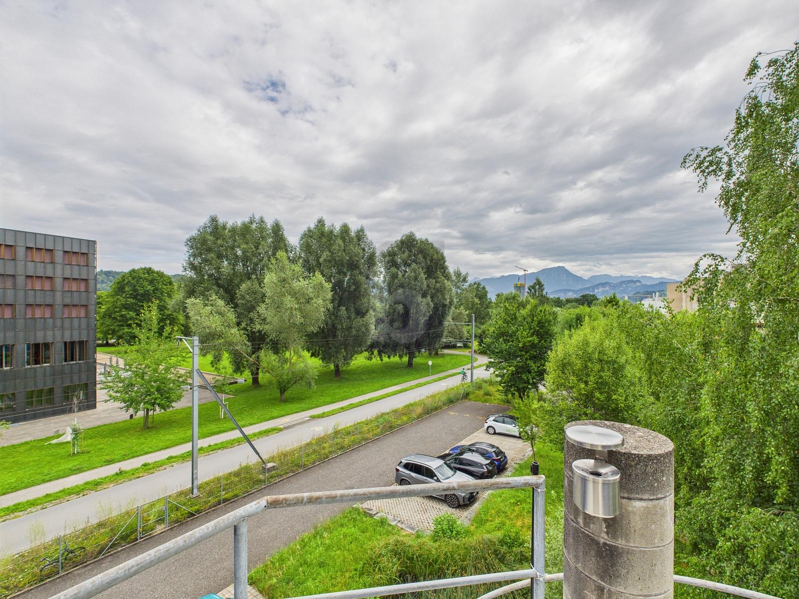 AN DER AUTOBAHNAUSFAHRT, RUHIG SITUIERT - 0