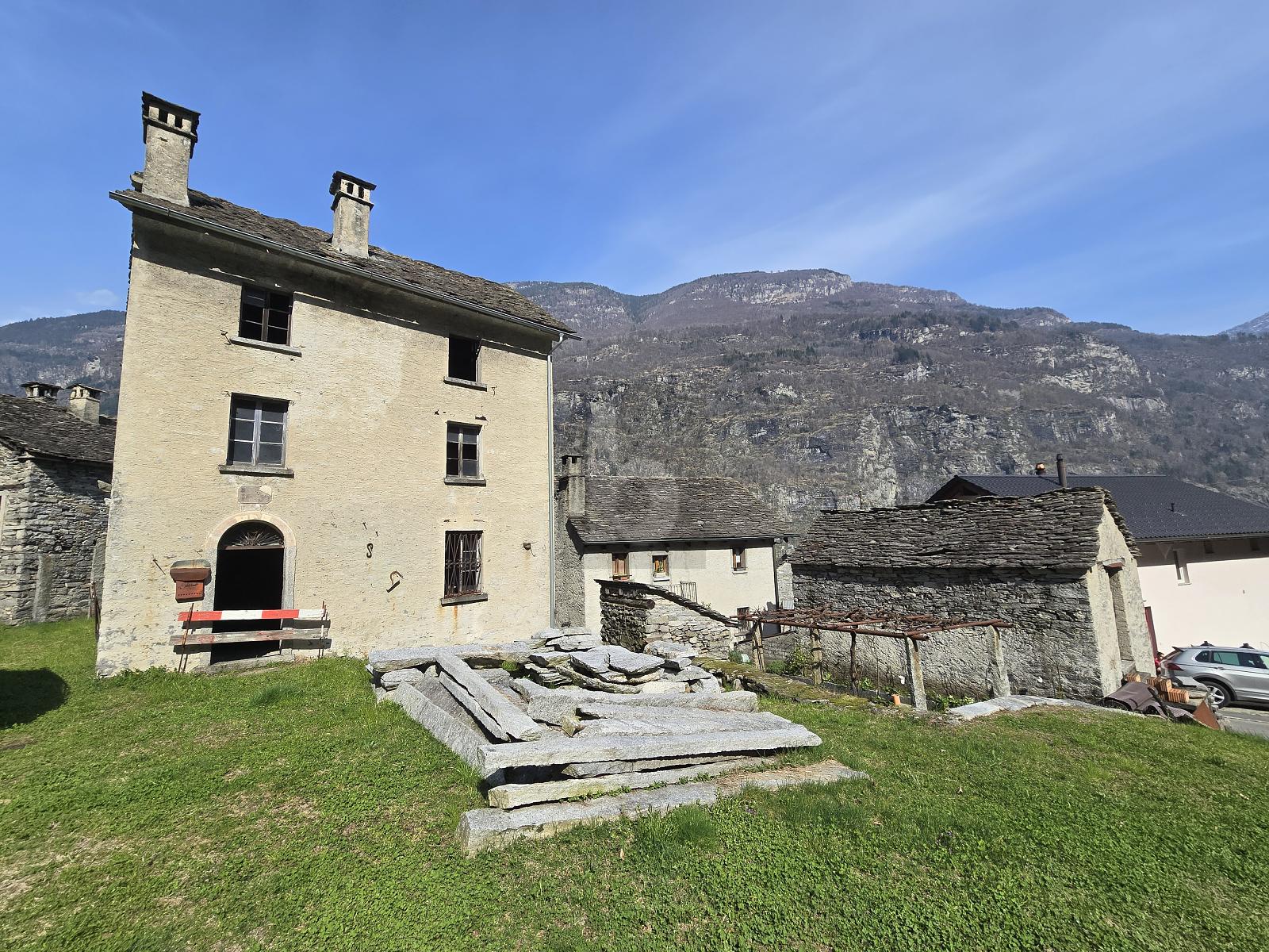 SPAZIOSO E SOLEGGIATO CON AMPIO TERRENO - 0