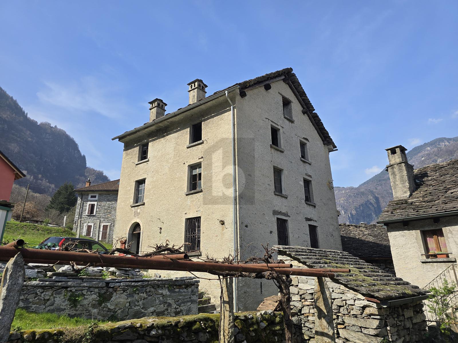 SPAZIOSO E SOLEGGIATO CON AMPIO TERRENO - 1