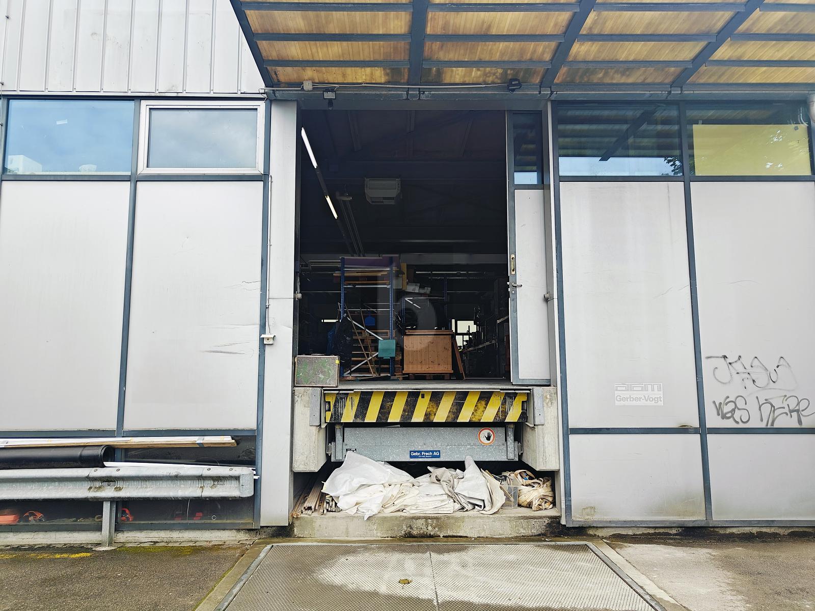 GROSSZÜGIGE FLÄCHE MIT RAMPE UND BÜRO - 0