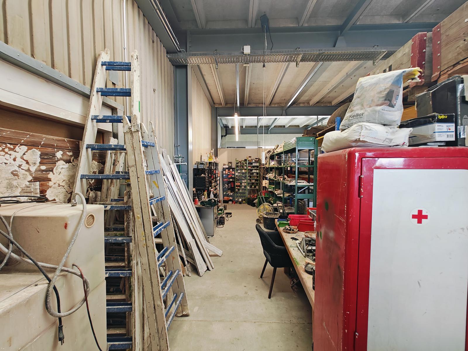 GROSSZÜGIGE FLÄCHE MIT RAMPE UND BÜRO - 1