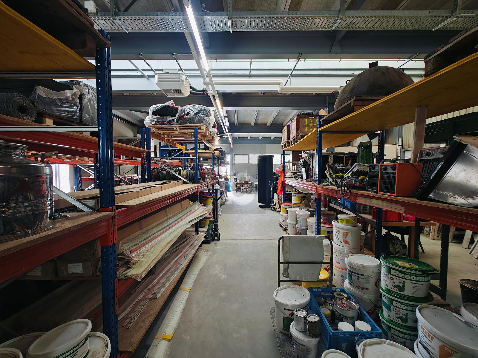 GROSSZÜGIGE FLÄCHE MIT RAMPE UND BÜRO - 2