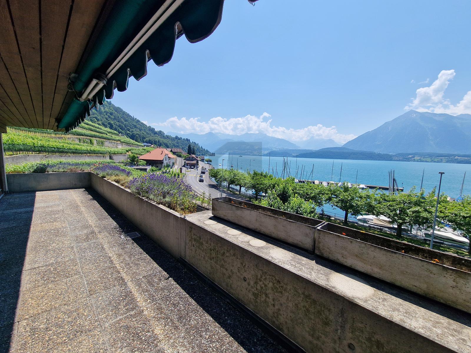 LICHTDURCHFLUTET MIT SEE UND BERGSICHT - 0