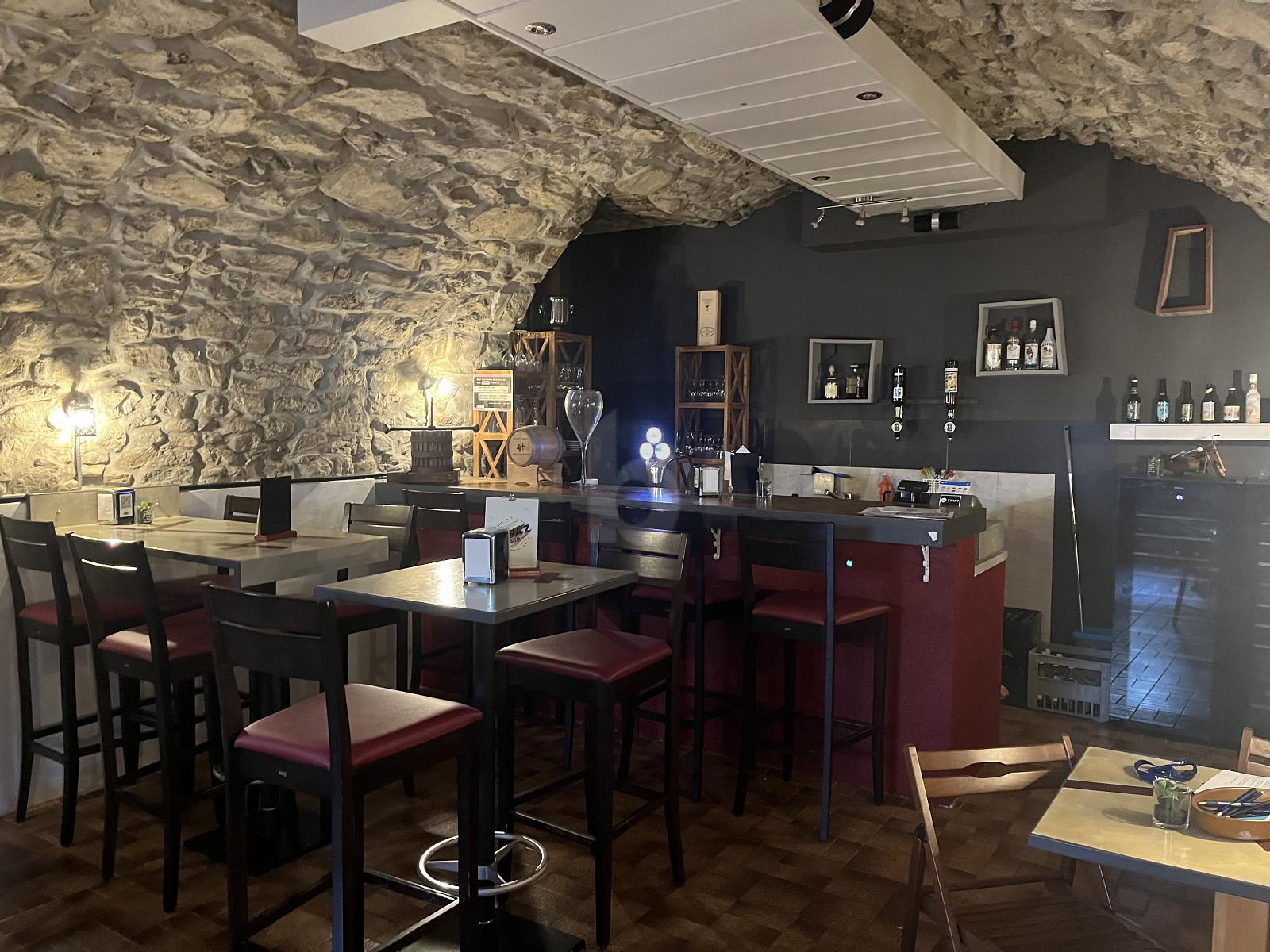 MAGNIFIQUE BAR À VIN DANS CAVE VOÛTÉE - 1
