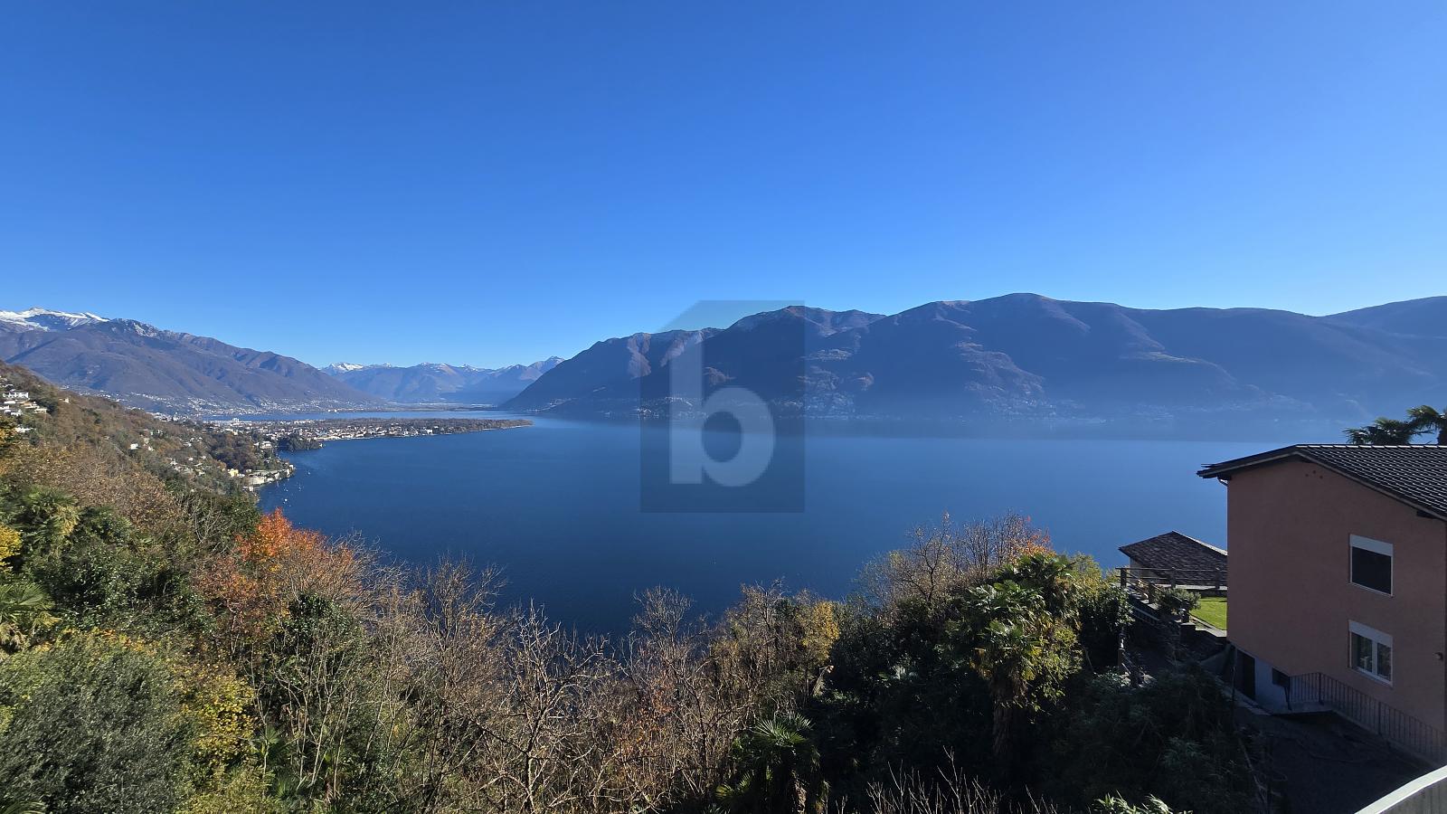 MODERNA E SOLEGGIATA CON MERAVIGLIOSA VISTA LAGO - 0