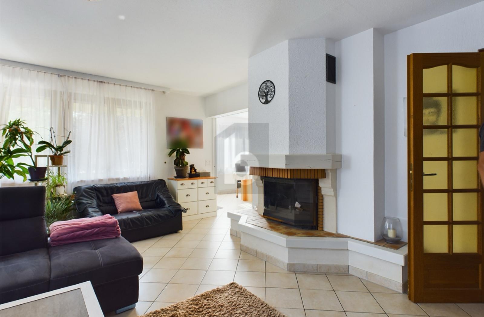 SPACIEUSE VILLA AVEC CHEMINÉE ET GRAND JARDIN ! - 0