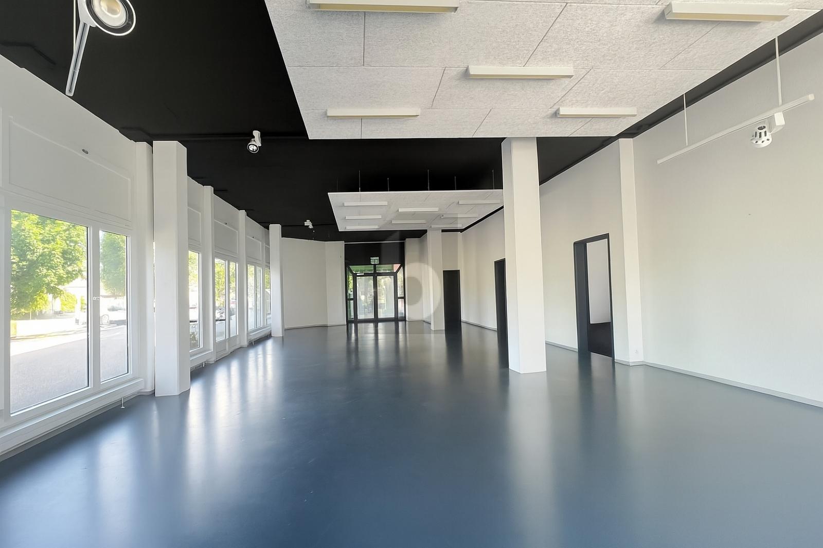 SUPERBE SHOWROOM AVEC ESPACES DE BUREAUX PRIVES - 0