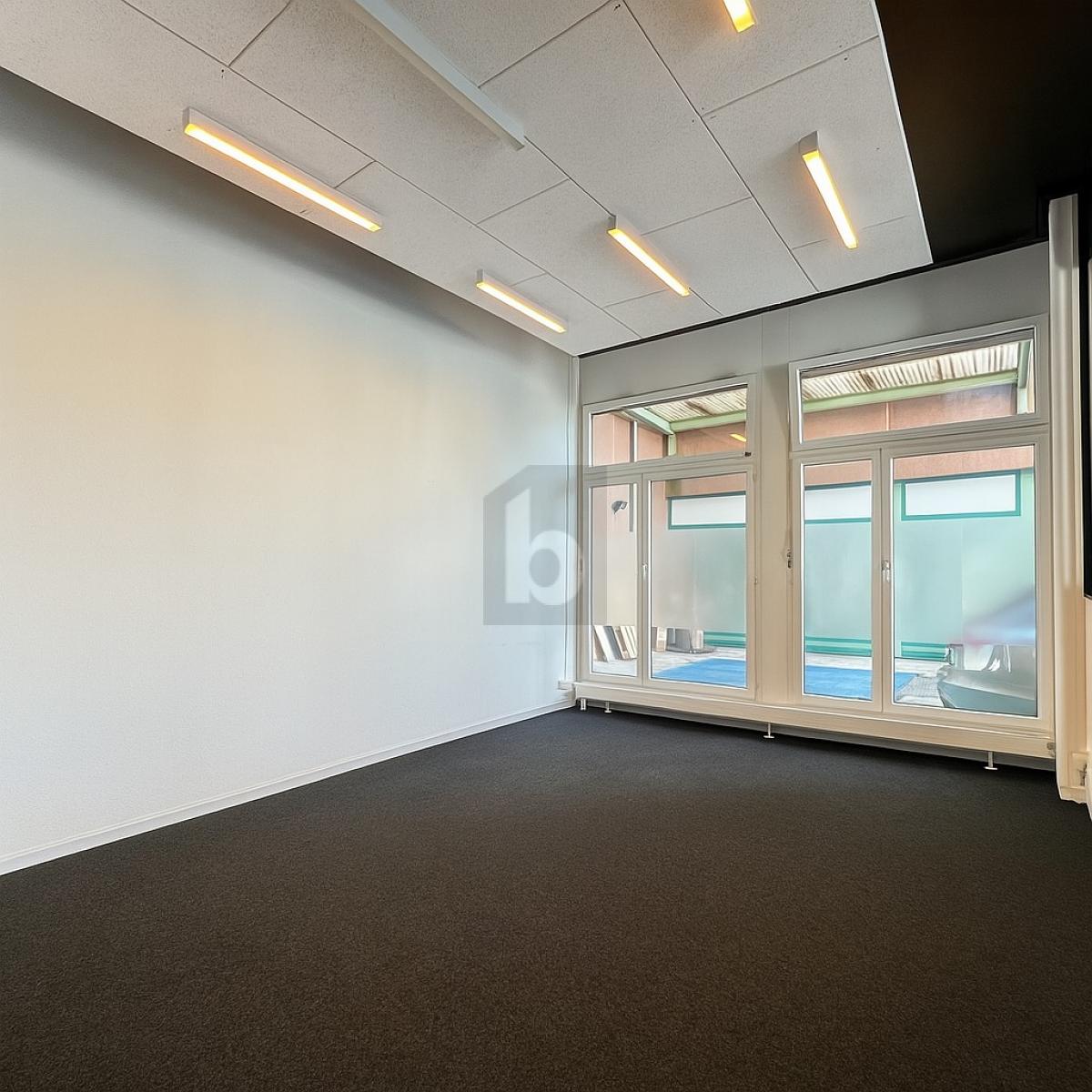 SUPERBE SHOWROOM AVEC ESPACES DE BUREAUX PRIVES - 2
