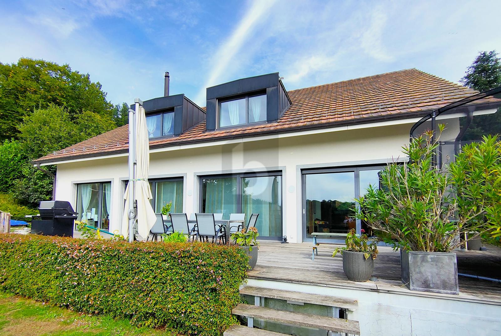 HOHER KOMFORT, WEITSICHT, GARAGE FÜR SECHS AUTOS - 0