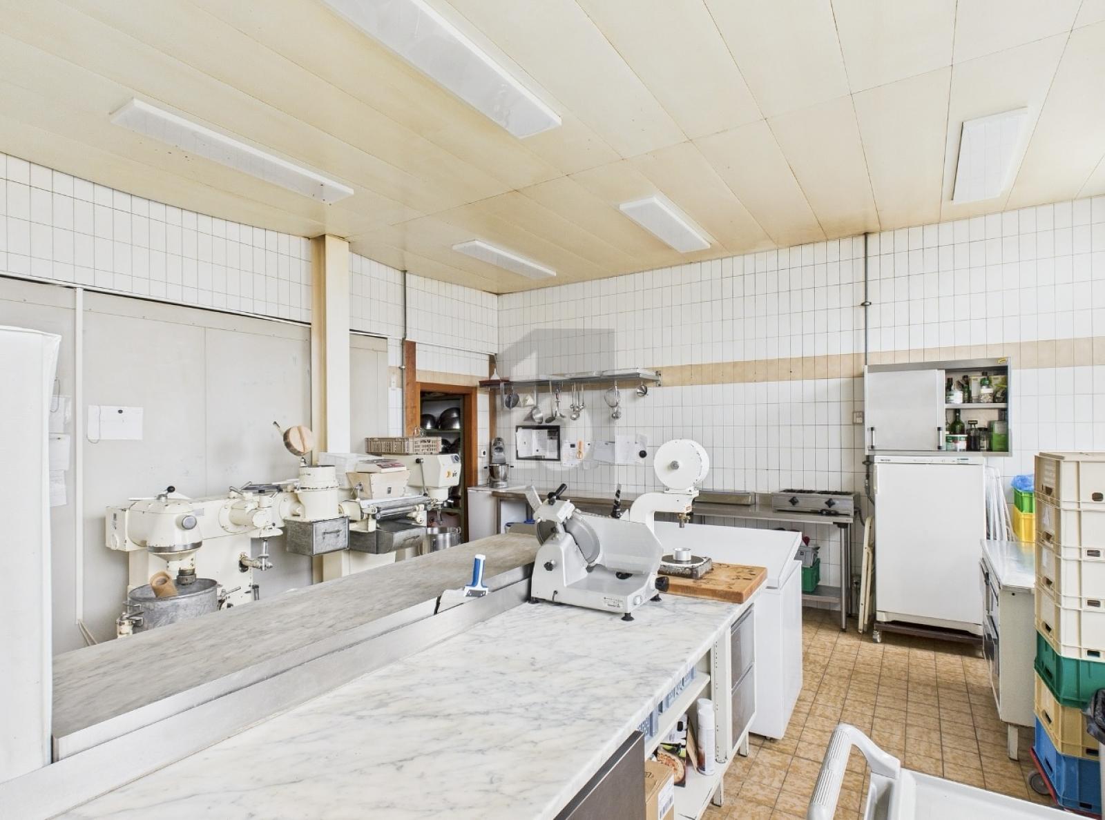 SPACIEUX ET LUMINEUX LABORATOIRE BOULANGERIE - 2
