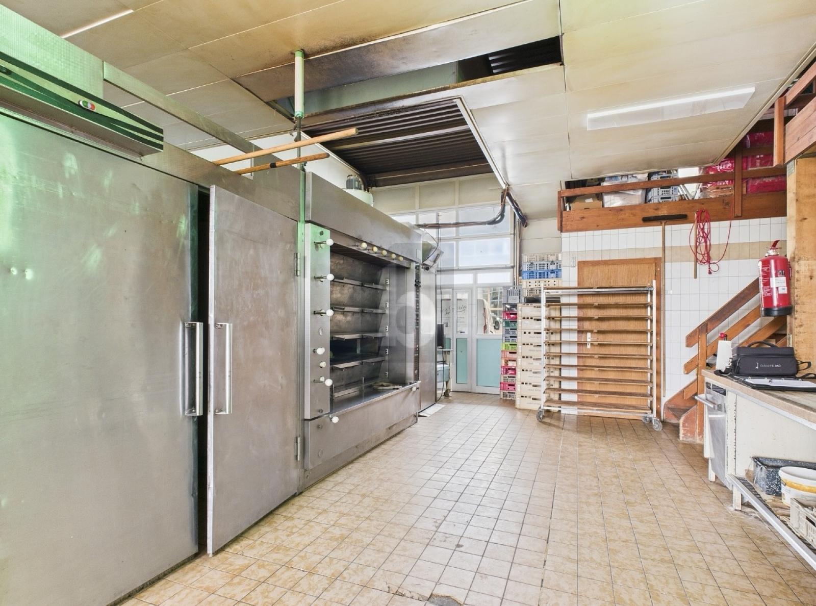 SPACIEUX ET LUMINEUX LABORATOIRE BOULANGERIE - 4