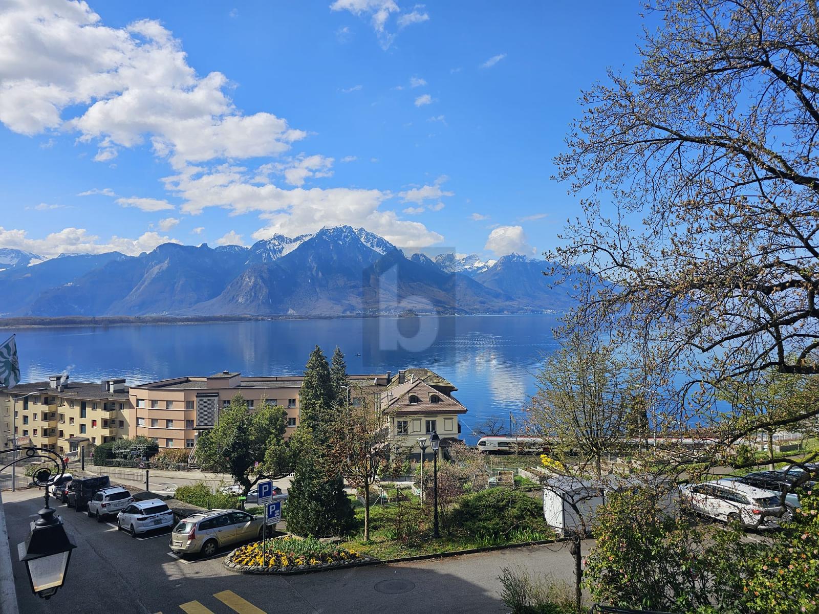 BEAU BÂTIMENT AVEC VUE SUR LE LAC - 0