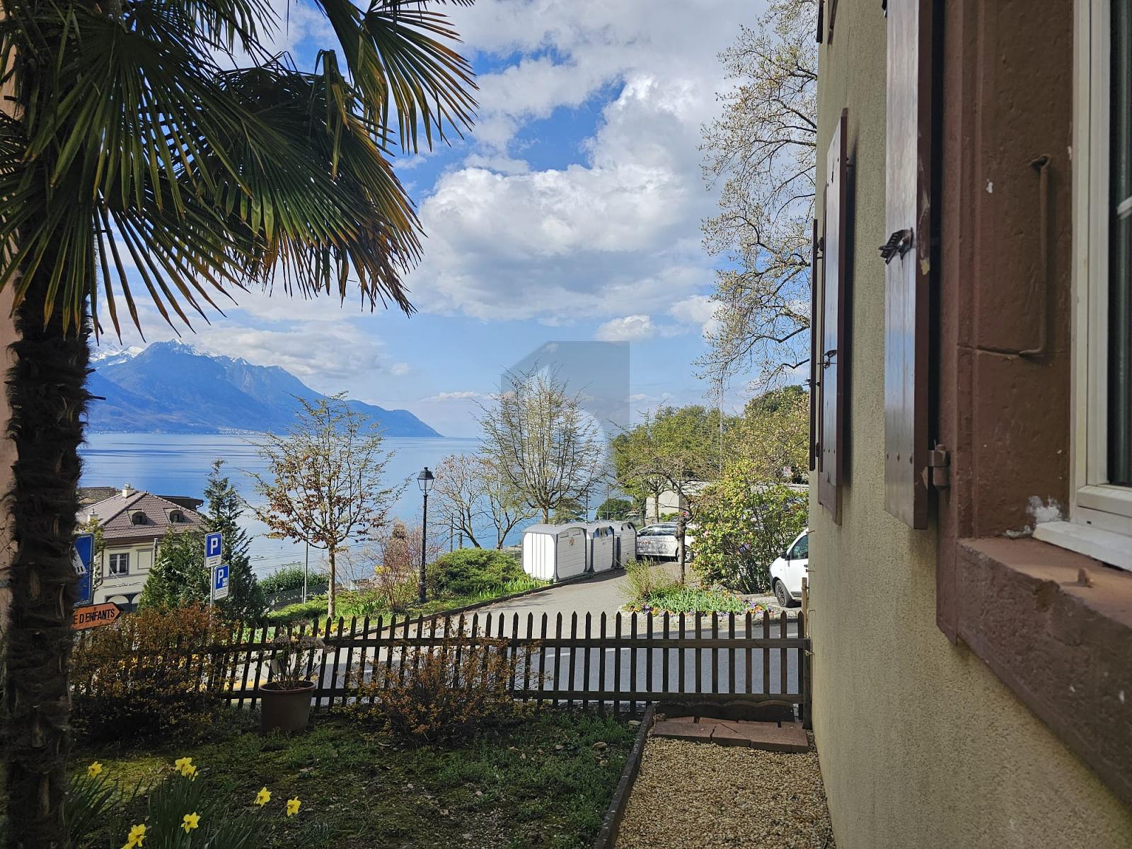 BEAU BÂTIMENT AVEC VUE SUR LE LAC - 1