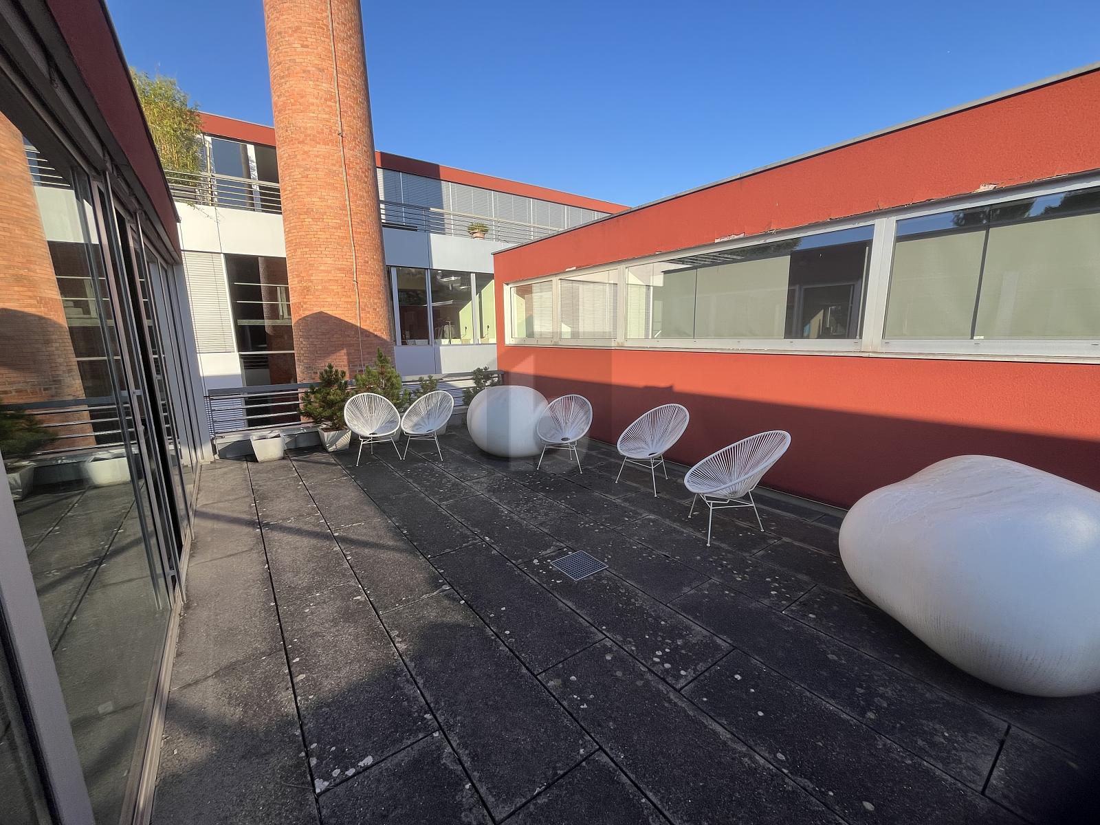 MIT GROSSZÜGIGER TERRASSE UND TOP-INFRASTRUKTUR - 2