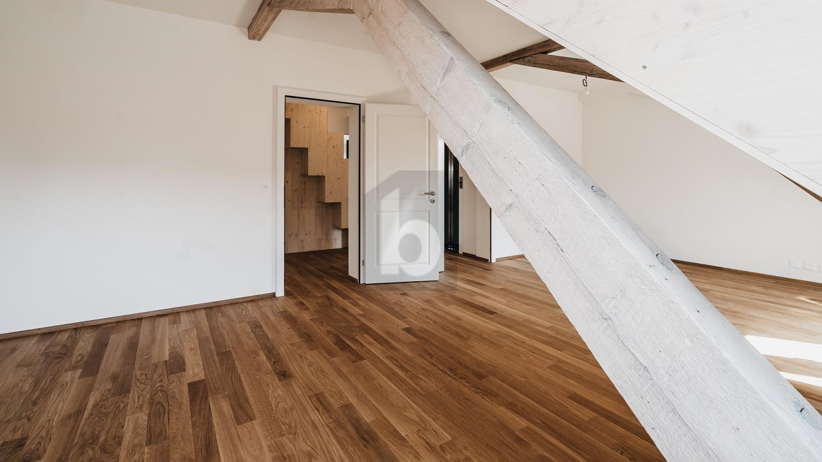 HISTORISCH, ÜBER DEN DÄCHERN MIT BALKON - 4