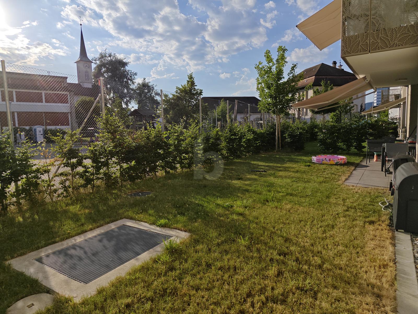 LUXURIÖS, GROSS UND MIT SONNIGEN GARTEN - 0