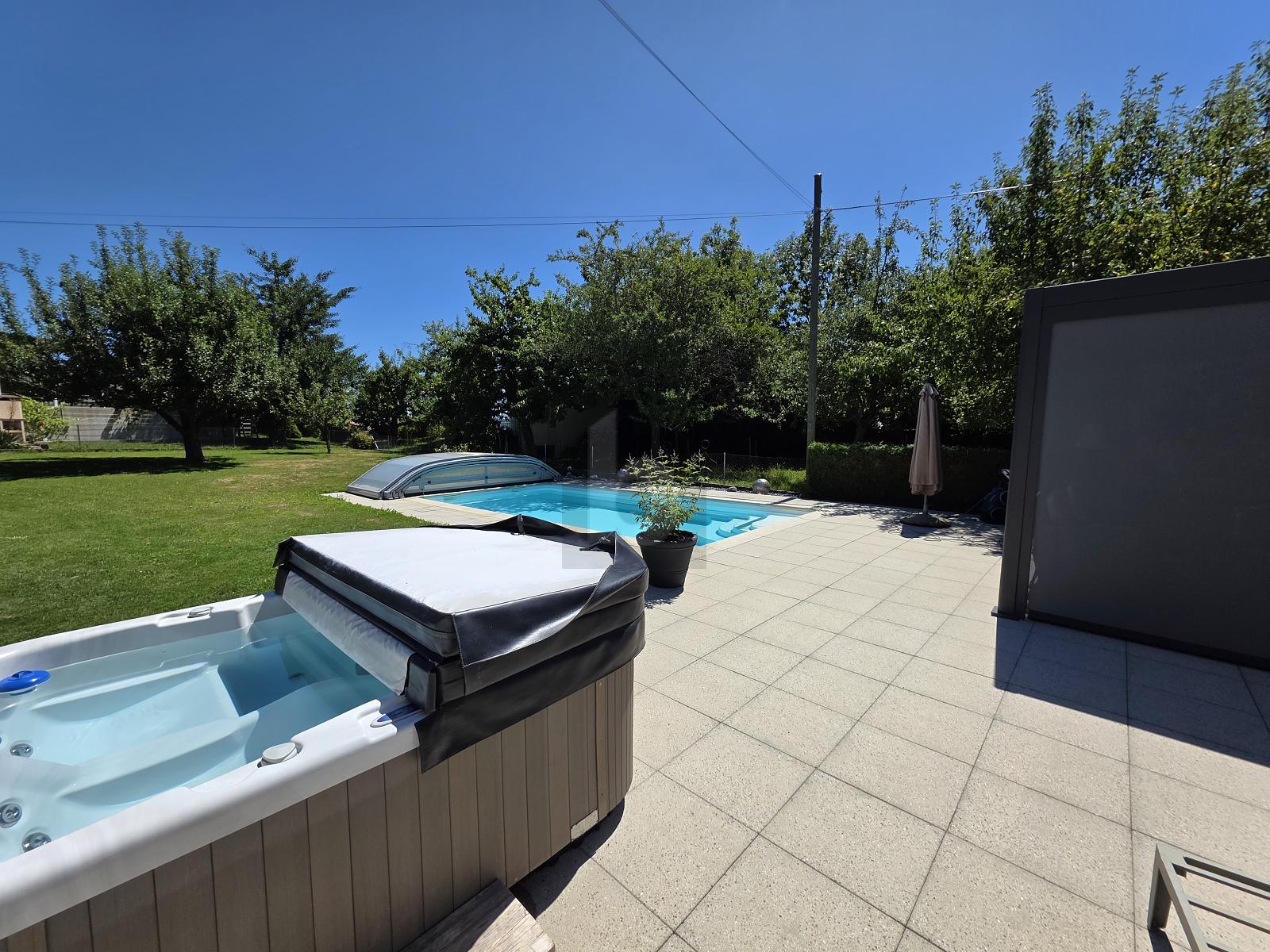 ENTIÈREMENT RÉNOVÉ, AVEC PISCINE ET JACUZZI - 1