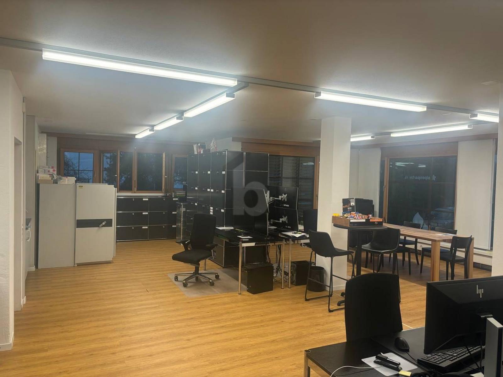 ARBEITEN IN EINER STEUEROASE AM SEE - 2